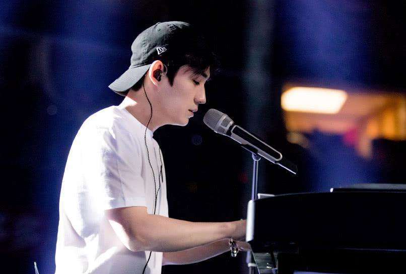 朱一龙爸爸妈妈现身 7e686d1854d747f5aa3a17c62a5d356d.jpeg