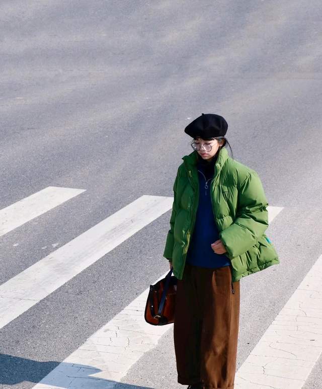 服装 羽绒服虽然很常见，但只要会搭配，可以穿出与众不同的感觉