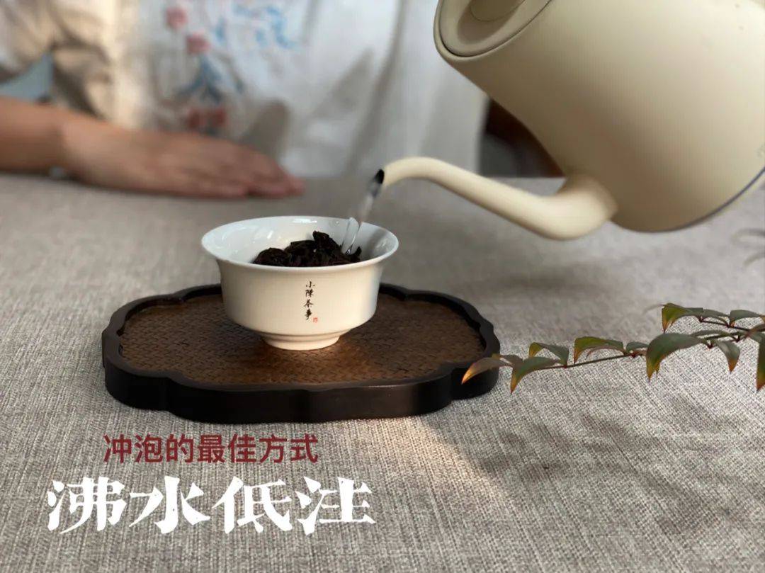 温度|铁观音冲泡时,要把盖子揭开,那冲泡岩茶、红茶、白茶也要开盖?