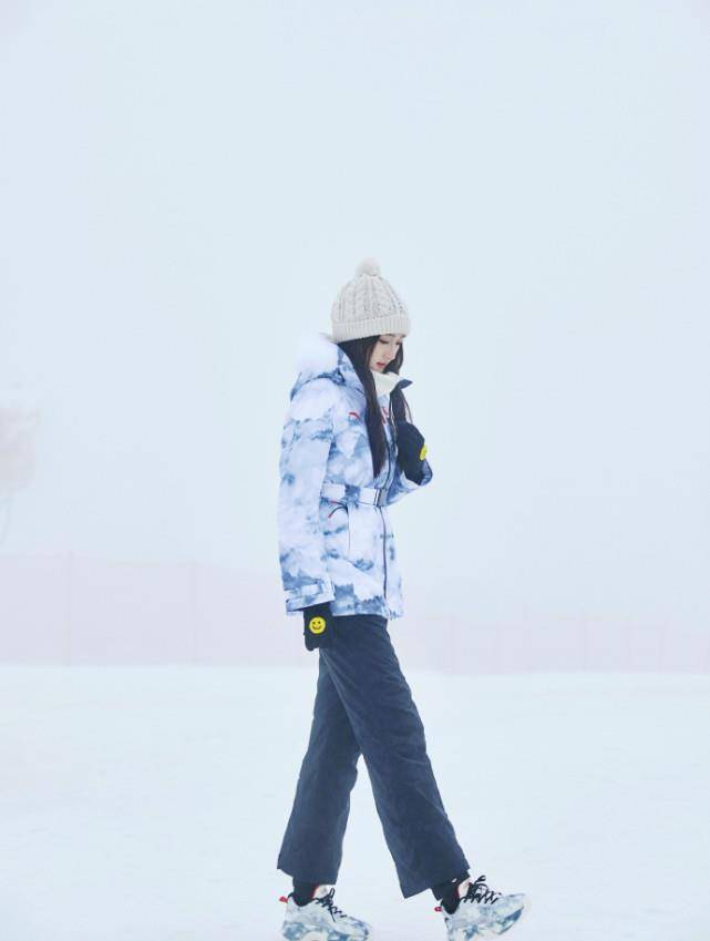 感觉 刚下雪关晓彤羽绒服就穿上了！蓝白晕染配毛线帽，胖乎乎的好可爱