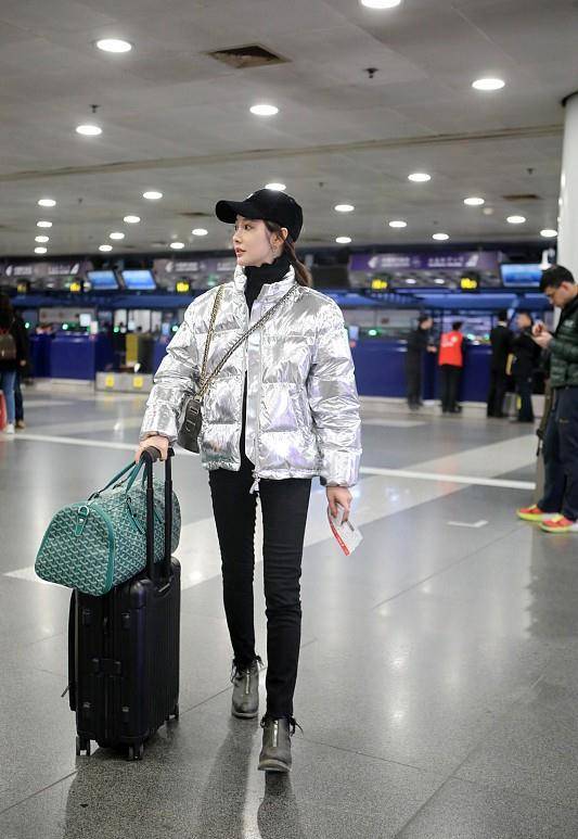 黑色 31岁李纯背个3万的包也没存在感，银色面包服下的铅笔裤才是精髓