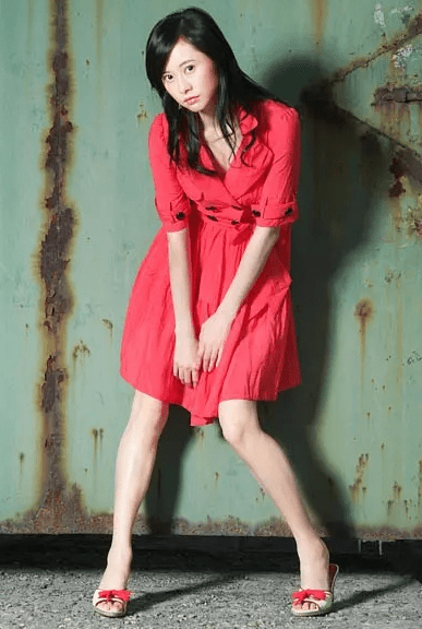 冻龄女神何美钿凭借钟灵成名46岁宛如美少女至今未婚