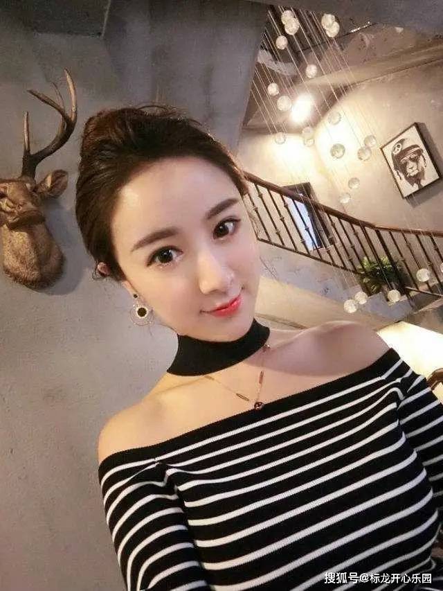 但她没有放弃,为了增加网店流量,薇娅开始做淘女郎,店铺生意渐渐有了