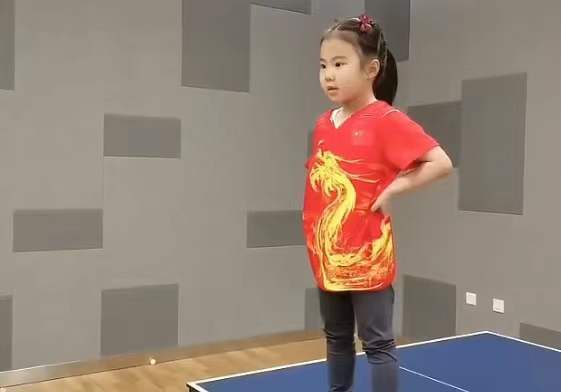 女儿|王楠女儿激怒教练，被罚站球台，叉腰欲哭，富豪老爸心疼自称破爹