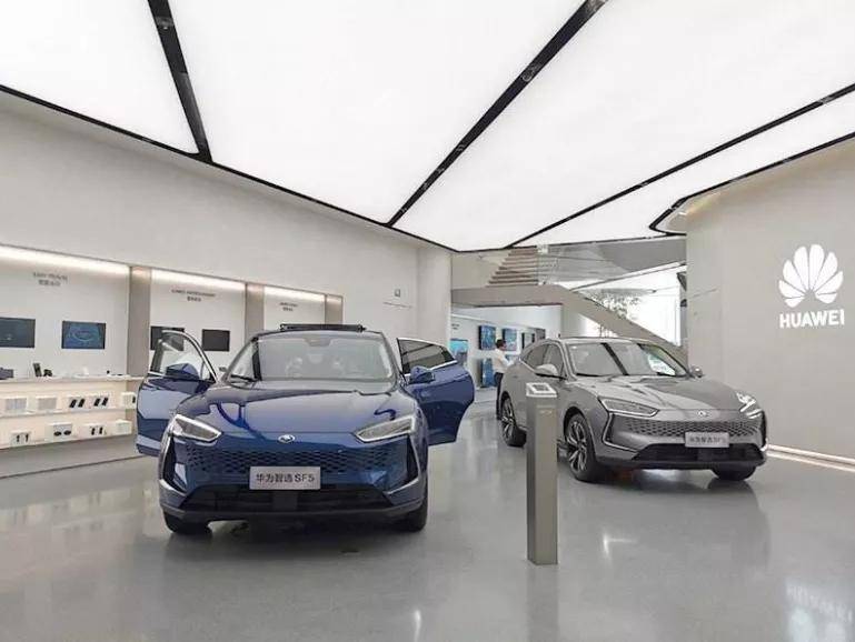 并摆展车进展厅,也让很多人误以为这就是华为造的车