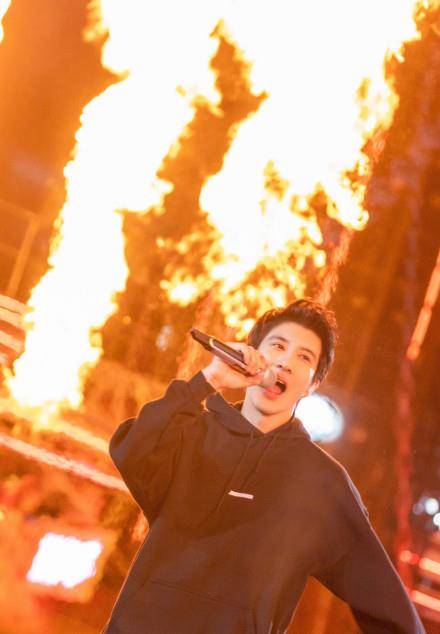 全网|湖南卫视跨年收视第一！六网第一全网热搜500个，谁撑起了它