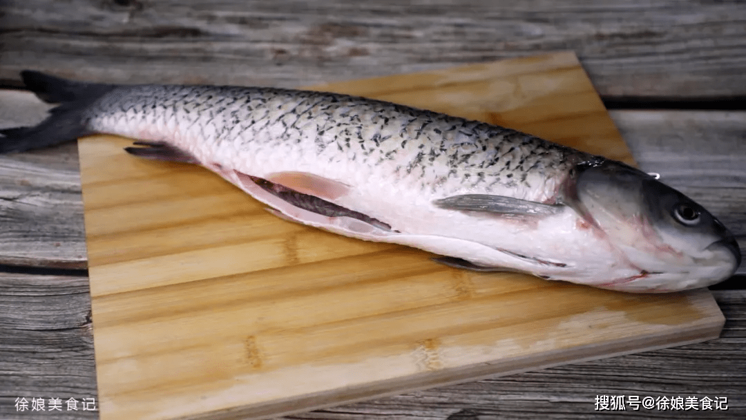 食材的選擇:陽朔的啤酒魚大多都是選用劍骨魚,這種魚的肉質軟嫩,刺少