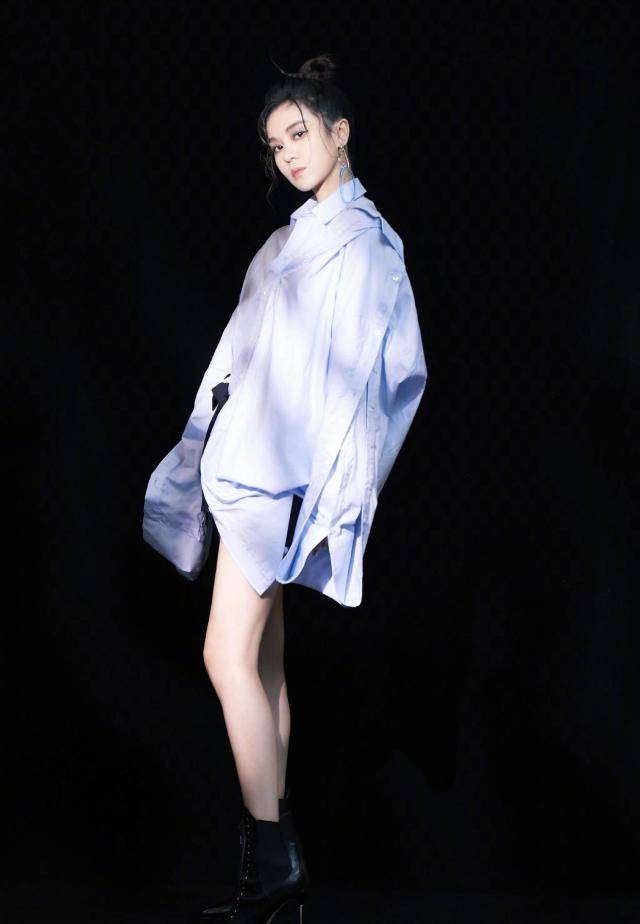 因为 郁可唯越来越有女人味，长头发搭配亮片西服，大长腿实力太吸睛