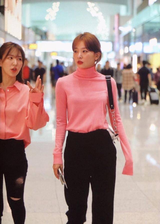 原创25岁姜涩琪高调现身机场粉色上衣搭配黑色裤子美到认不出来