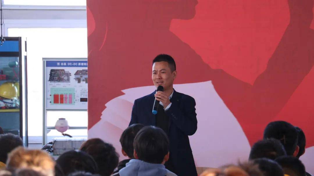 程龙老师采用激情演讲和互动交流相结合的形式,用生动活泼的事例,幽默