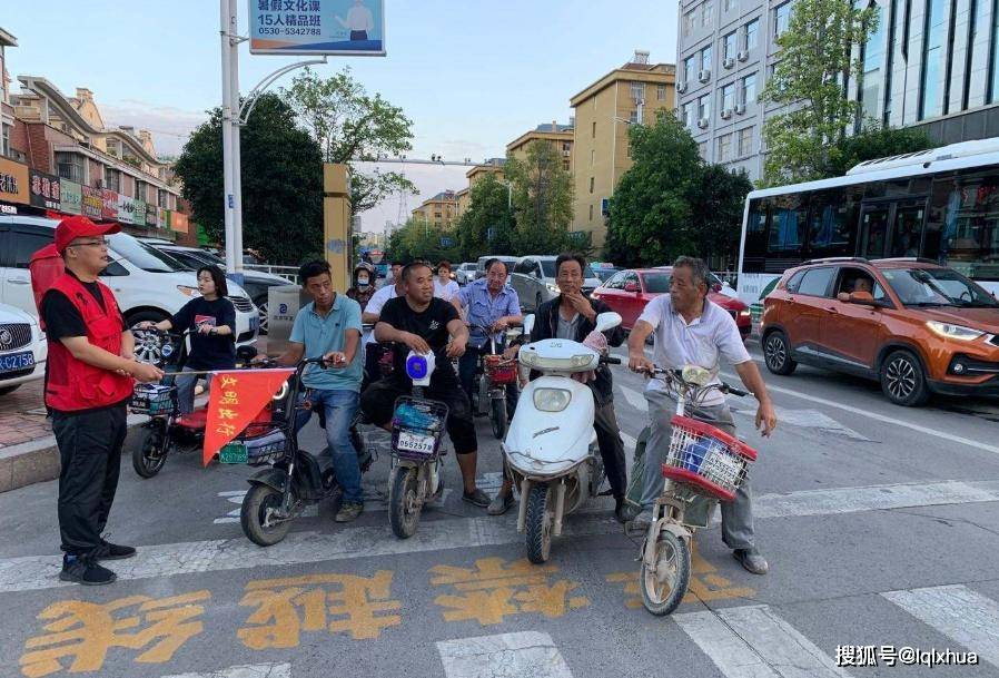 電動車左轉該怎麼走很多城市採用這種方法車主直呼出門難