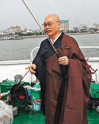 俱灰,一夜之间长了些许白头发,过了两年,叶崇仁因为酗酒开车出了车祸