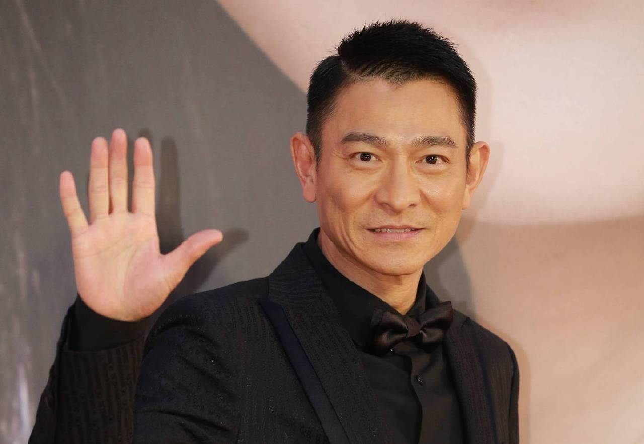 小视频|刘德华直播关闭打赏功能,平台或少赚几亿,他们为什么会允许?