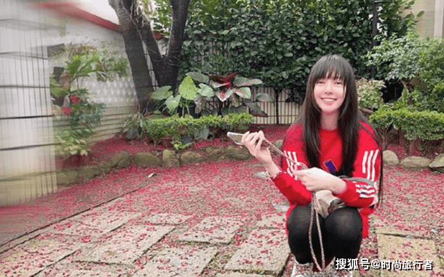 棕色郭碧婷一家三口同框，挑染紫发好洋气，4个月女儿头发浓密真随妈