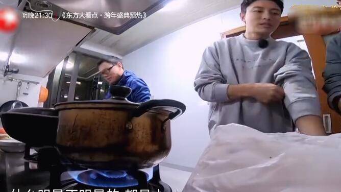 节目组|孙艺洲到素人家里吃饭 三块大排吃了俩 女主人实在没忍住制止他了