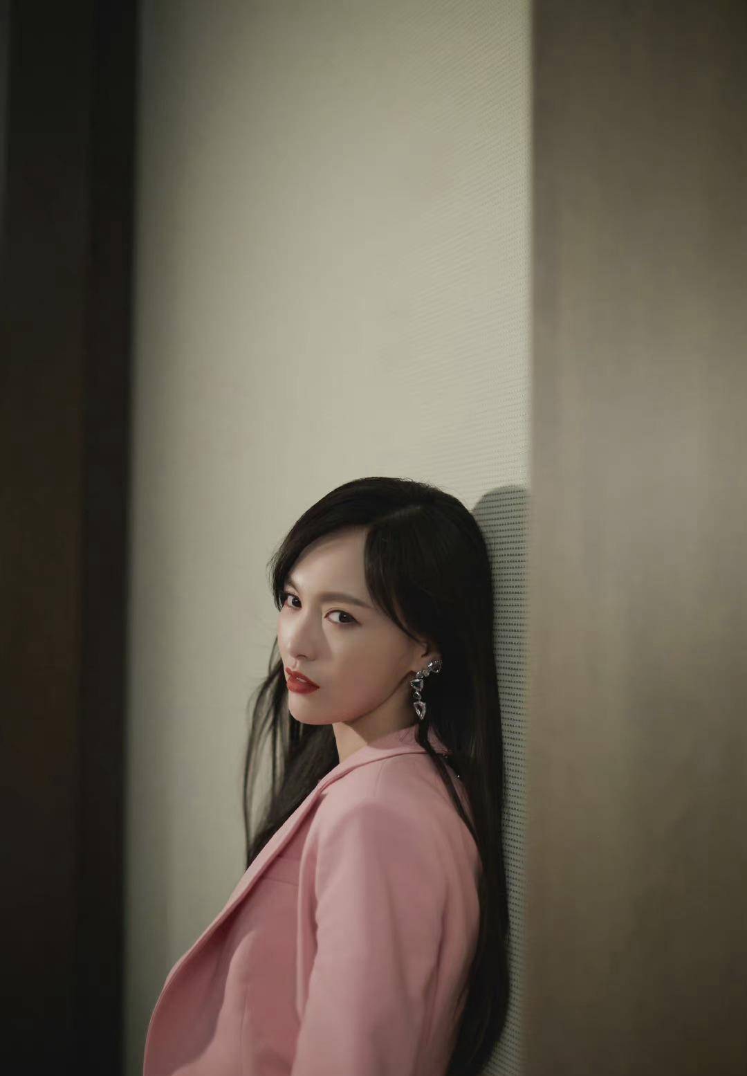 御姐 38岁的唐嫣美貌营业，身穿粉色西装套装又飒又美，大长腿抢镜