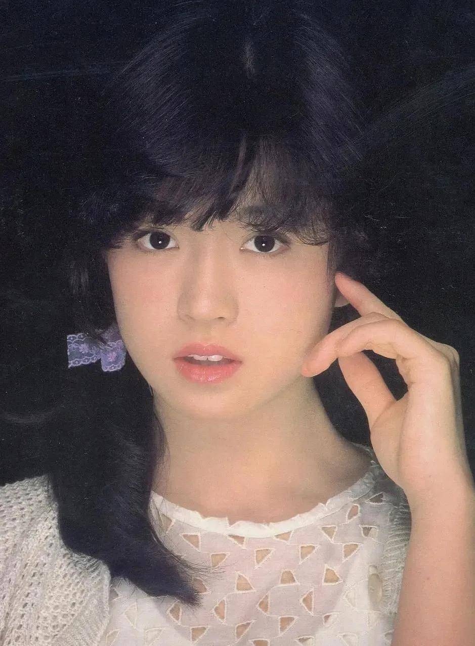 日本至纯女神中森明菜歌坛风靡一时的挡泥板女神