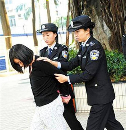 云南女子因好赌欠下巨额债务,因无力偿还,放火烧死全家后逃跑_小丽