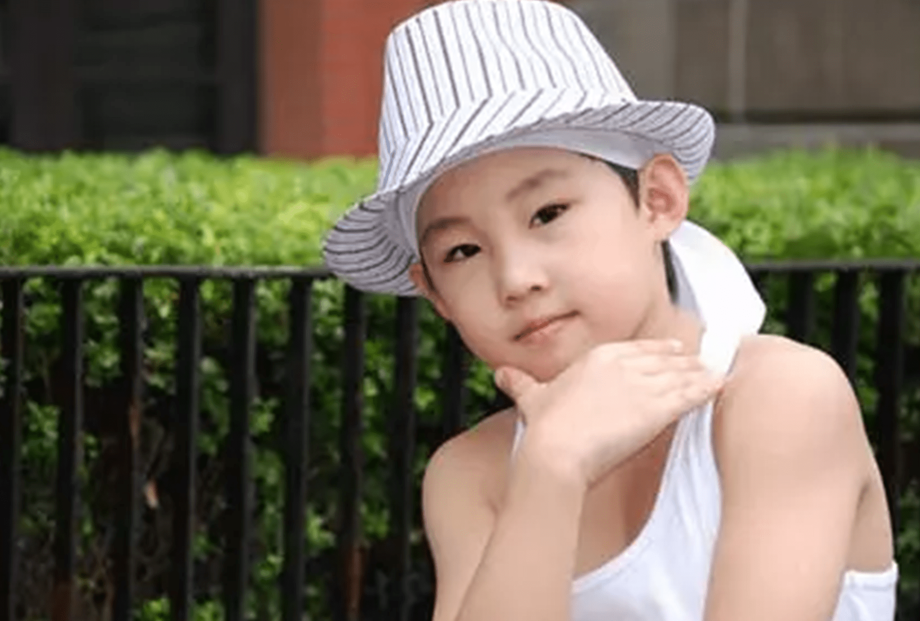 原创9岁与周杰伦登春晚父母为捧他卖房子侯高俊杰如今怎样了
