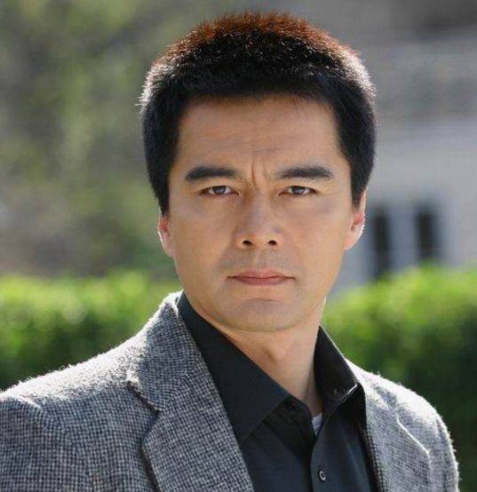 他凭借《人民的名义》翻红,54岁结婚4次,现任妻子颜值超高_许亚军