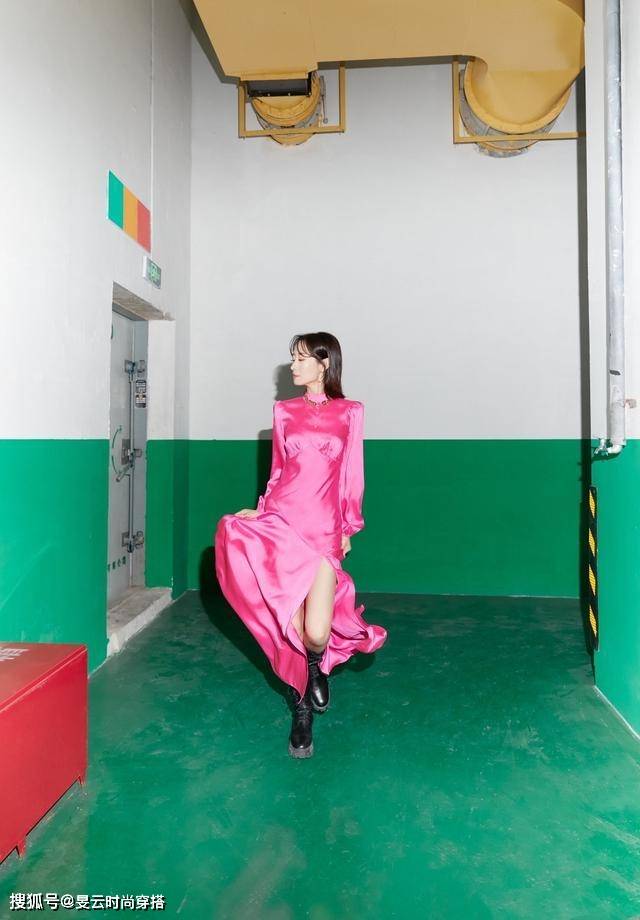 刘敏涛 45岁刘敏涛心态超年轻，亮粉色连衣裙衬托出曼妙的身姿，气质优雅