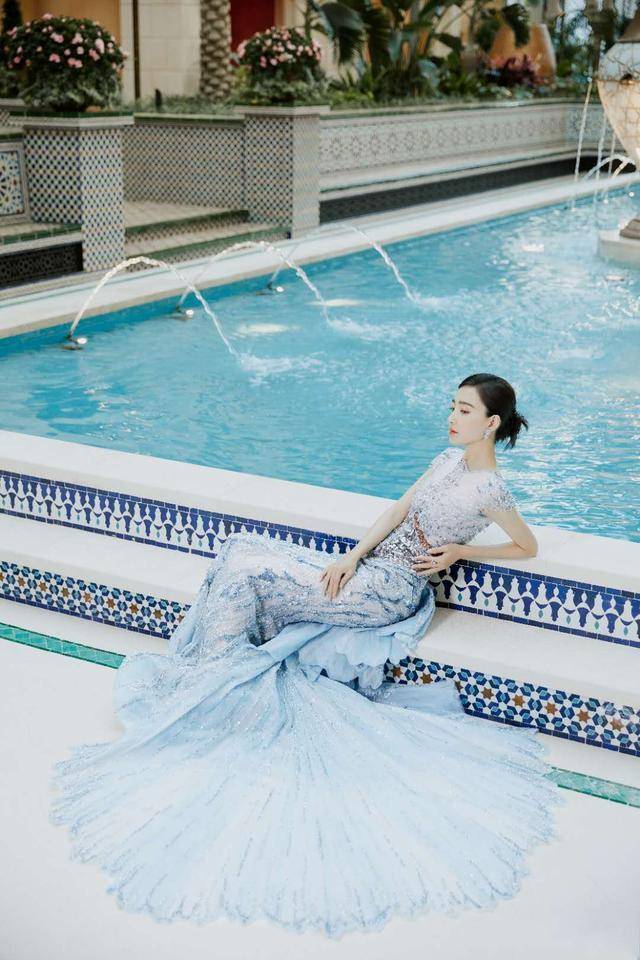 设计 王丽坤美得不可方物,穿蓝色渐变连衣裙像美人鱼,好身材一览无遗