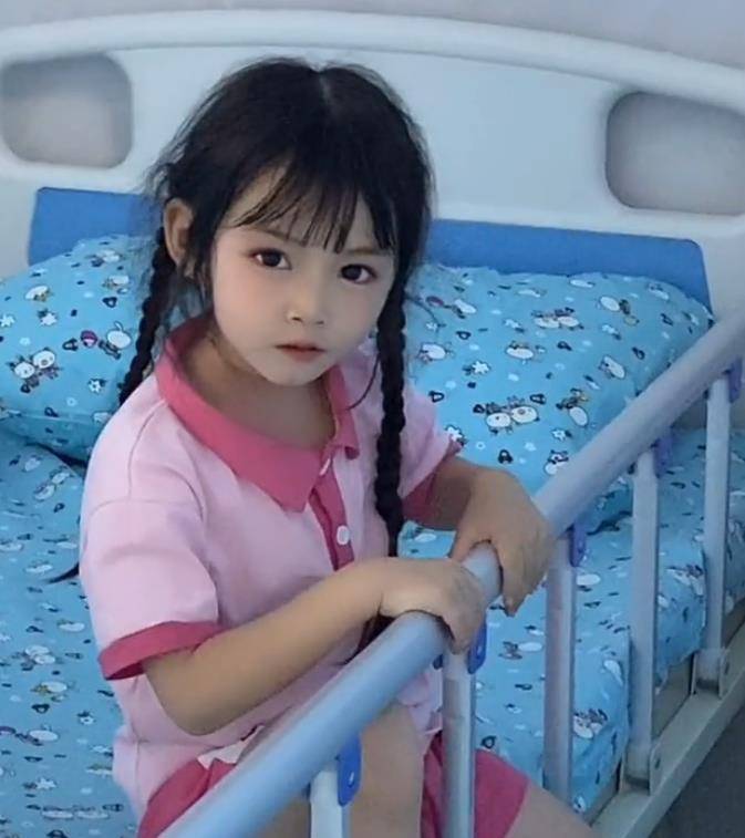 无声天使 蓝妮妮 5岁才会用勺子和人对视 网友都劝着接广告 孩子 父母 视频