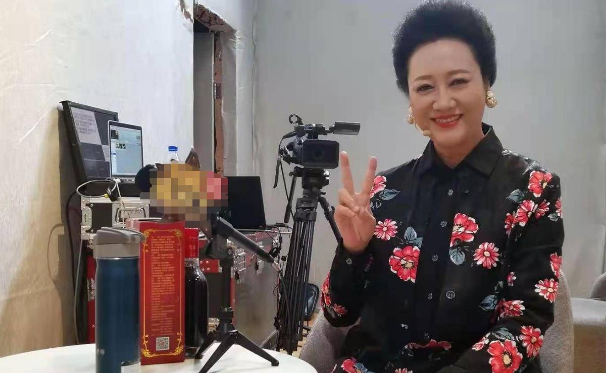 演艺事业 65岁王丽云与女儿罕同框！戴超大金耳环化浓妆，被网友夸赞似天仙