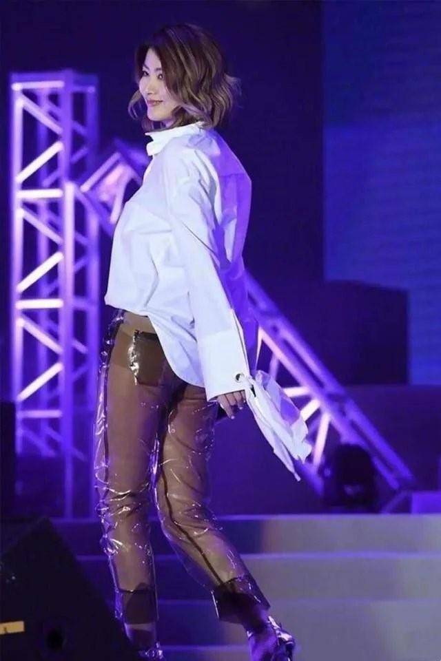 视觉 陈慧琳够奔放，“裤子不穿”套着透明打底就亮相，46岁真招摇！