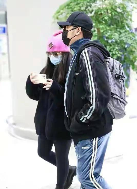 黑色 王诗龄随爸爸走机场变高冷！穿皮草戴墨镜真拽，有妈妈同款小短腿