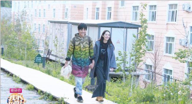 郭碧婷|向太揭秘：郭碧婷曾在巴黎时装周上险些踩空摔倒，当时护住她的人是向佐