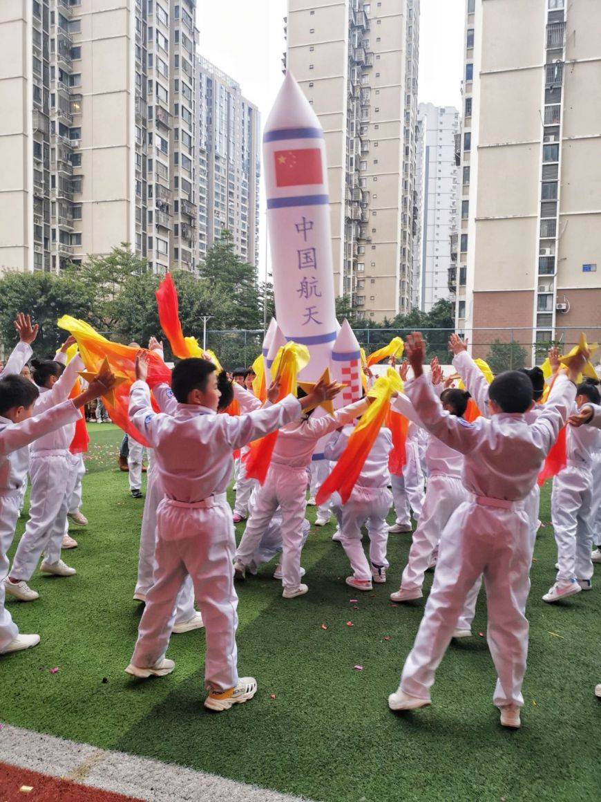 步伐|福州市融侨小学：超萌超酷！体艺节开幕式燃爆