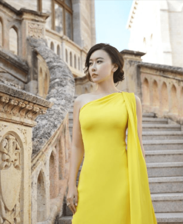 原创毛俊杰真是天生尤物深v挂脖连衣裙尽显好身材性感又高级