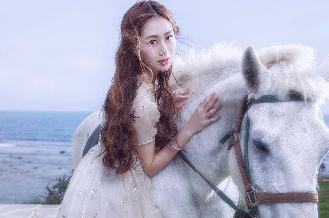 专属孙悦的幸福:妻子晒美照,大长腿惹眼_陈露_孩子_生活