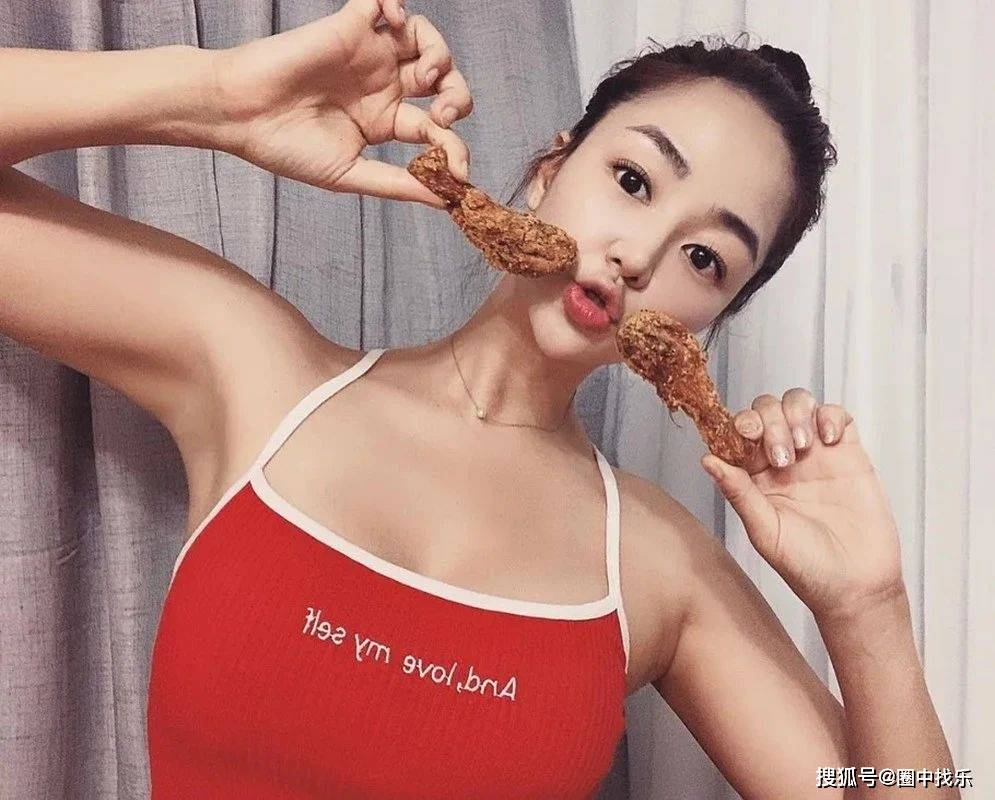 一位来自韩国的健身网红,叫做grace kim,90后的年纪正是青春的年纪
