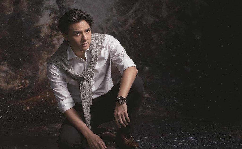 老公 舒淇老公冯德伦登封面，西装配条纹衫帅气有型，45岁彰显熟男气质