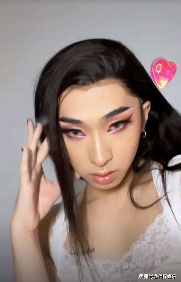 pose 伊能静儿子不惧争议再穿女装，长发浓妆配修身裙，举手投足超自信