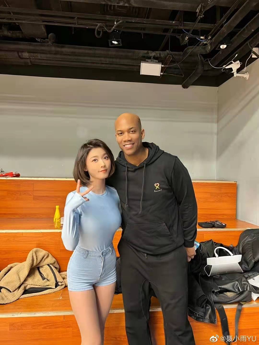 马布里和美女网红聂小雨拍视频！马政委说：中国是我的第二家乡！_搜狐网