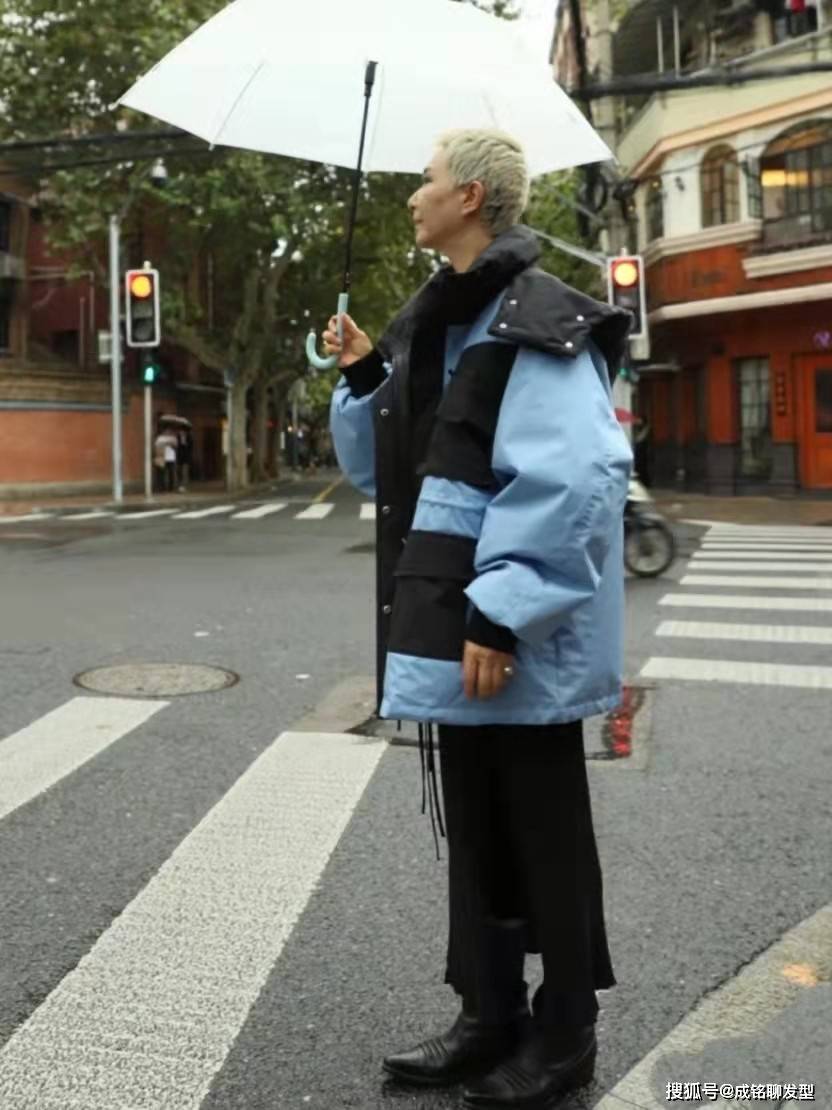 个性 看不出她已经60岁了，白色超短发又酷又飒，时髦穿搭比年轻人还潮