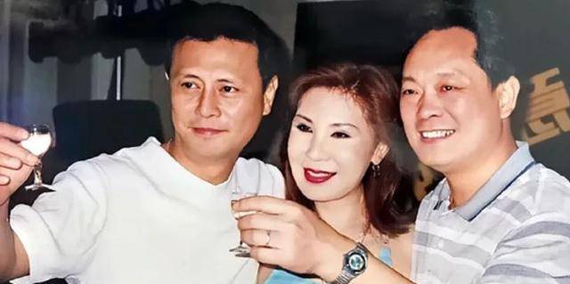 西门|被全网骂了二十多年的西门大妈，与男神演亲密戏，黯然退圈之谜