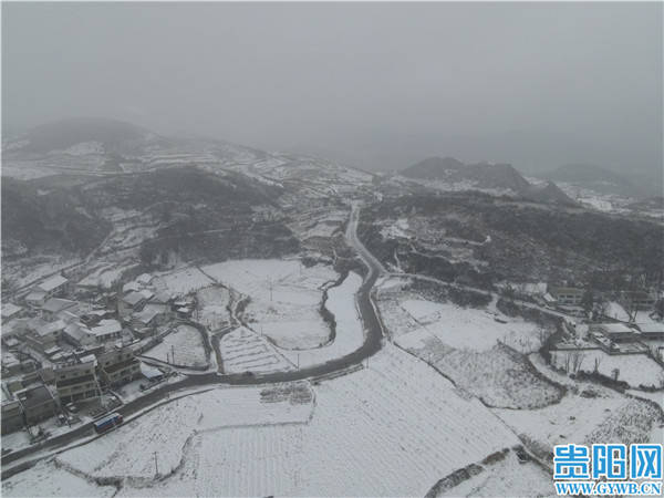 息烽县|【图集】空旷辽远！航拍雪中息烽县老厂村