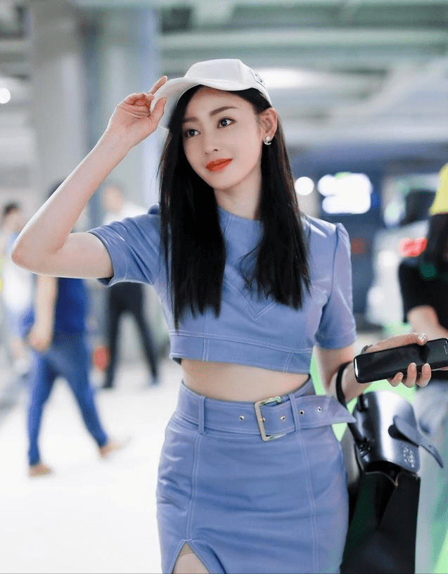 张天 张天爱是得到杨幂衣品吗?高开叉裙子好时髦,满满的荷尔蒙