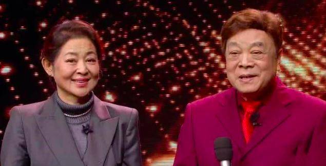合体|赵忠祥倪萍再合体，重现春晚倒数画面，倪萍模仿“容嬷嬷”超像