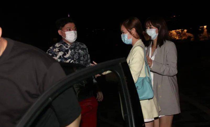 至于方力申,则与"堪舆专家"麦玲玲一起走,小方还笑说这一顿饭由玲玲