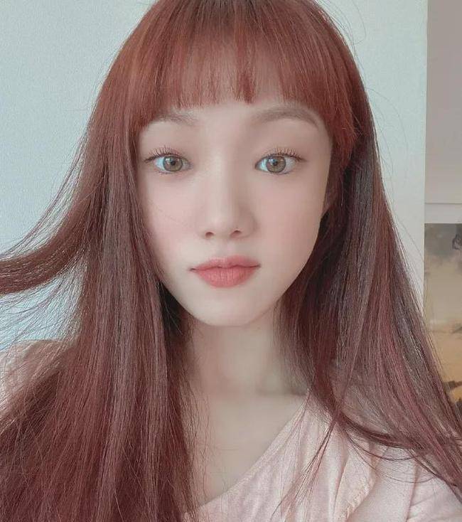 卷发她的齐刘海终于回归，这次大不同！空气刘海发型卷发短发_网易订阅