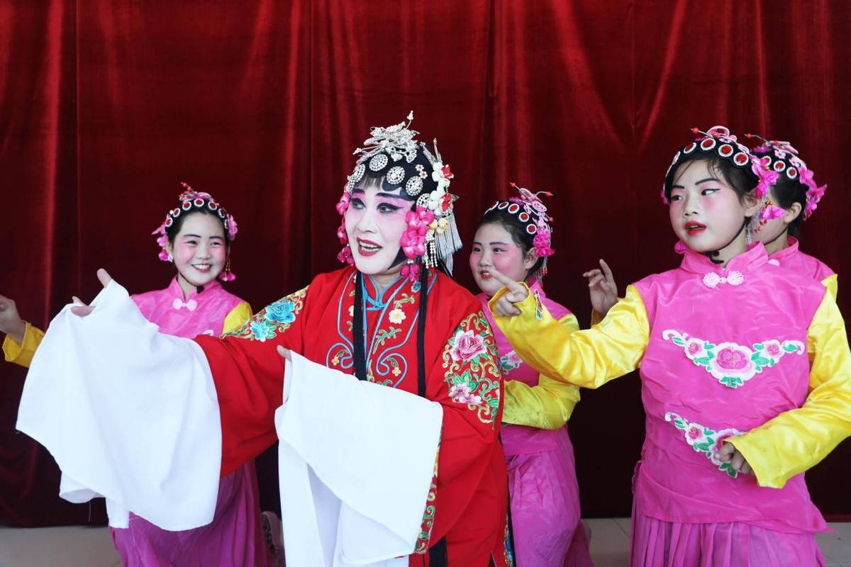 12月27日,在唐山市丰润区刘家营乡魏庄子小学,评剧演员在指导小学生