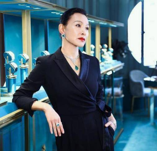 拿下影后却去美国刷盘子,有了亲生女儿就抛弃养女_柳青_母亲_张安中