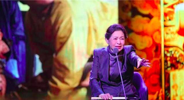 合体|赵忠祥倪萍再合体，重现春晚倒数画面，倪萍模仿“容嬷嬷”超像