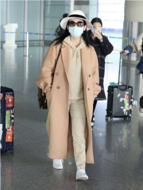 套装 秦海璐打扮真高级，大衣配家居服温暖舒适，气场强大不容忽视