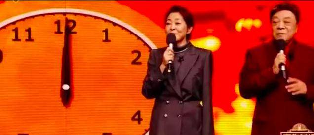 合体|赵忠祥倪萍再合体，重现春晚倒数画面，倪萍模仿“容嬷嬷”超像